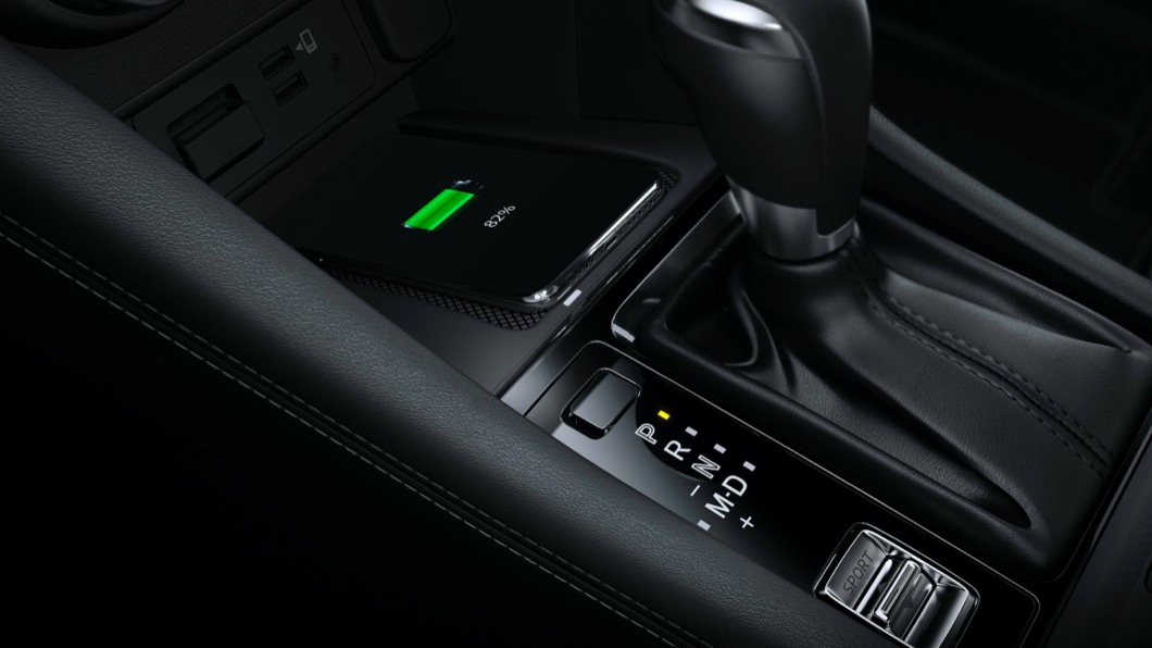 頂級型以上車款配備有無線充電板以及無線Apple CarPlay。(圖片來源/ Mazda)