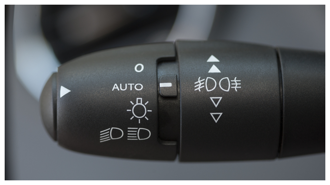 許多新車都配有光感應自動啓閉頭燈。(圖片來源/ sutterstock達志影像)