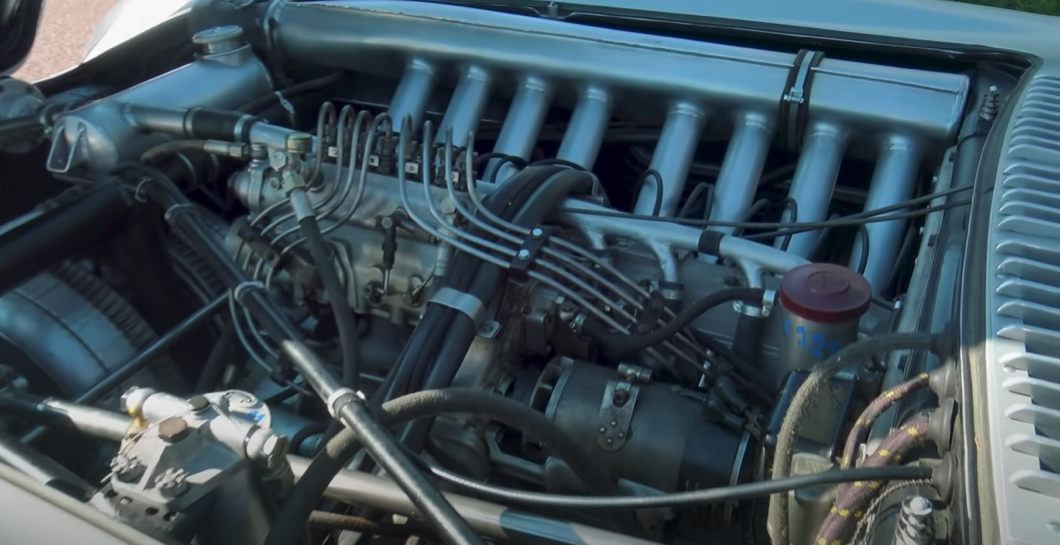動力方面採用直列8汽缸自然進氣引擎，可以產生310匹最大馬力。(圖片來源/ Supercar Blondie YT)