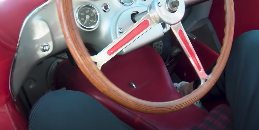因為傳動軸會經過駕駛座下方，因此腿要打開才能夠操縱離合器與油門、煞車踏板。(圖片來源/ Supercar Blondie YT)