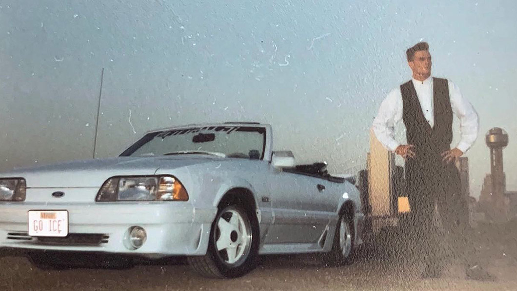 90年代有聽音樂的朋友，一定知道《Ice Ice Baby》的旋律，MV當中的白色Mustang也成為那個年代的代表標誌之一。（圖片來源/ 擷取自Vanilla-Ice臉書）
