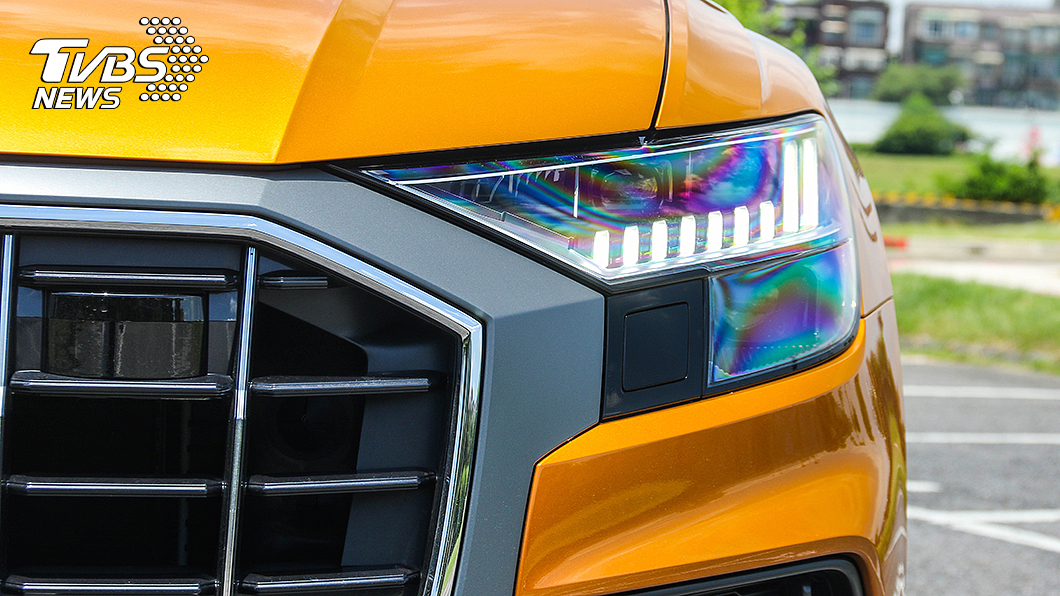 Q8車頭標配HD Matrix LED高階矩陣式LED頭燈。