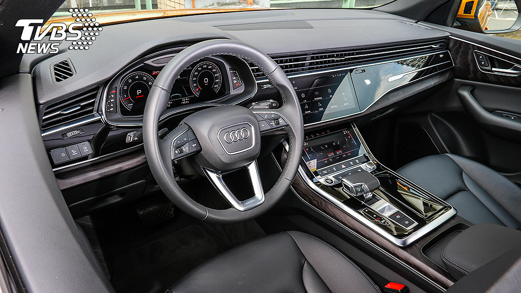 Q8車內介面全面數位化，儀錶板、中控台都是由數位螢幕組成。