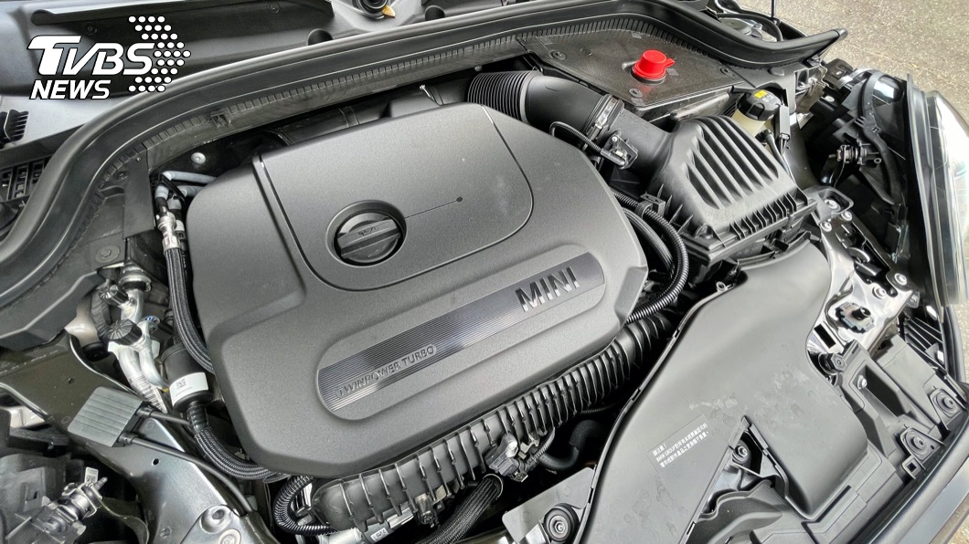 本次試駕的Mini Cooper S三門版搭載2.0升直列四缸TwinPower Turbo渦輪增壓引擎，具有178匹最大馬力。(圖片來源/ TVBS)