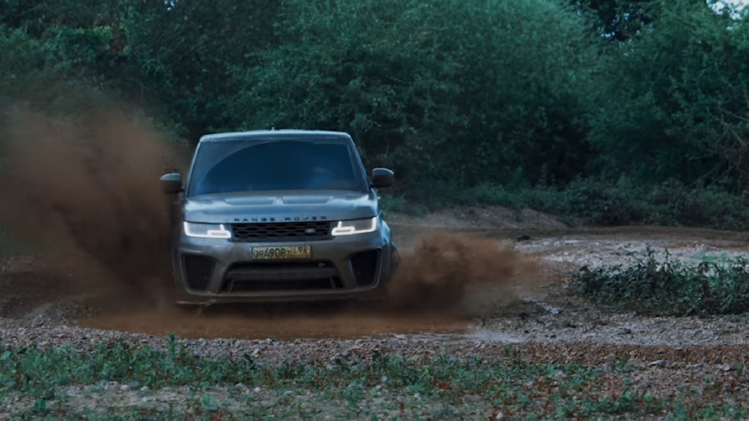 Range Rover Sport SVR擁有著強悍的越野實力，在電影當中也會上演越野追逐戰。（圖片來源/ Land Rover）