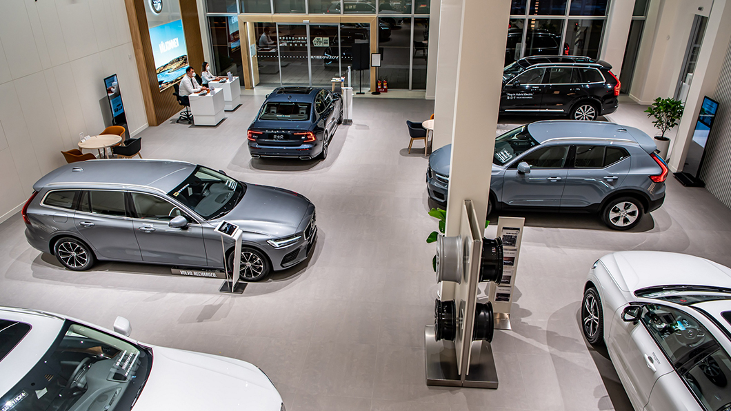 Volvo匯勝汽車中華展示暨服務中心正式啟用，室內面積800坪，挑高5.4米，導入瑞典原廠Volvo Retail Experience 5.0 (VRE 5.0) 規格，營造如同「家」一般自在舒適的賞車空間，並用徜徉北歐徐徐慢活時光般的沉浸式五感服務，為台南地區帶來精緻多元且獨樹一格的尊榮體驗。（圖片來源/ Volvo）
