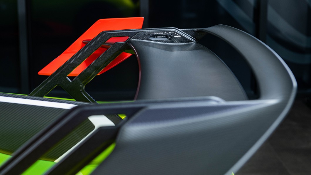 固定式碳纖維尾翼具有三段角度可調功能。(圖片來源/ Lamborghini)