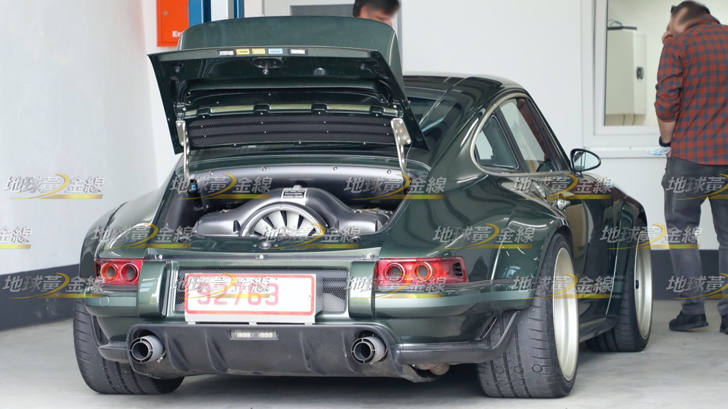 Singer 911 DLS這組「氣冷式」水平對臥自然進氣引擎可以創造最高500匹的最大馬力。(圖片來源/ TVBS)