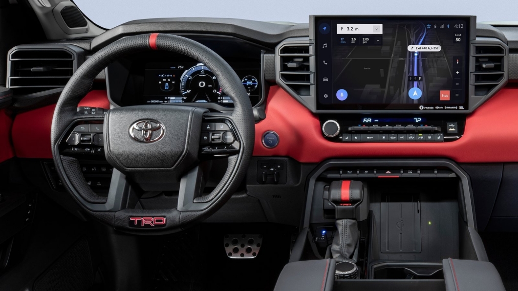 中央螢幕可以選配至14吋，滿足現代人對於大螢幕的需求。（圖片來源/ Toyota）