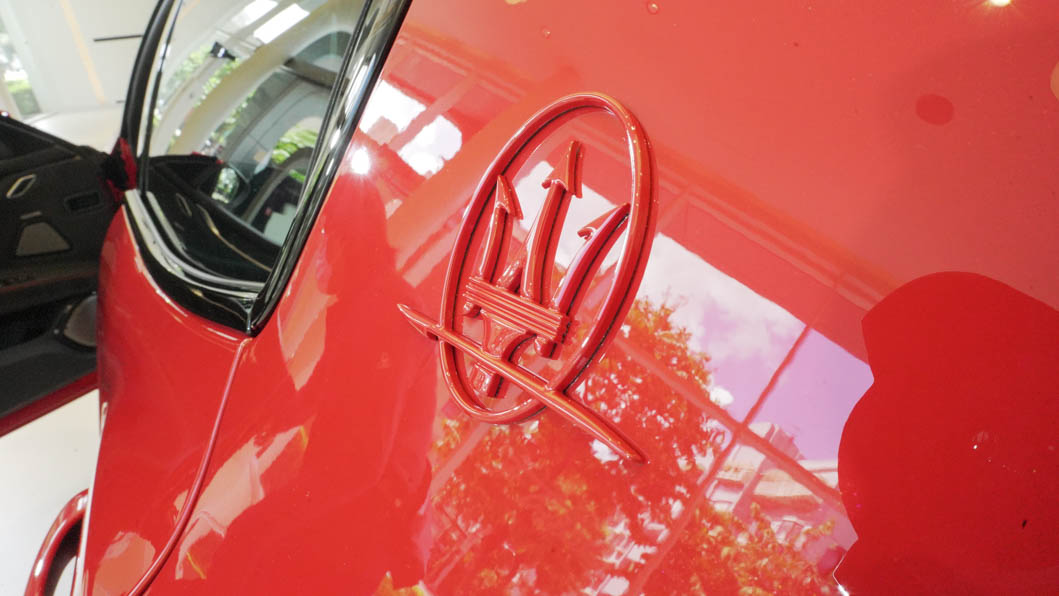F Tributo特仕版位於C柱的「Saetta」廠徽採用與車身同色設計。