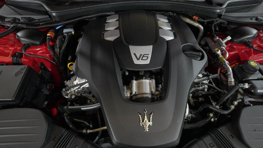 3.0升V6雙渦輪引擎由法拉利工廠出品，可輸出350匹馬力與51.0公斤米扭力，結合八速手自排，加速實力不容小覷。 