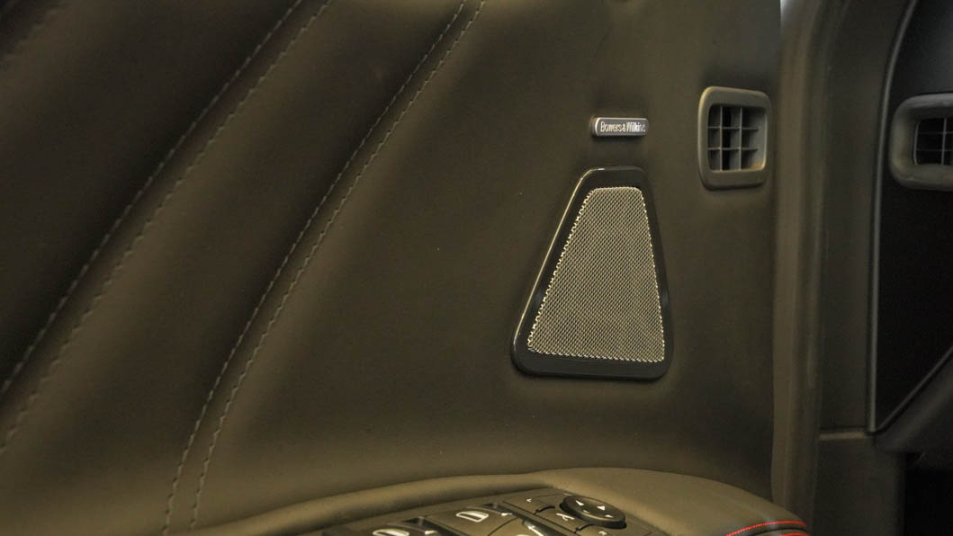 F Tributo原車配備整合了15支揚聲器的B＆W高階音響系統。