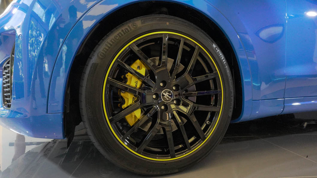 F Tributo特仕版配備滾上黃邊的21吋專屬黑色鋁圈以及黃色煞車卡鉗。