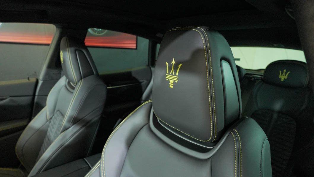 若是藍色車身的F Tributo特仕版，車內座椅等處的縫線將搭配黃色設計。