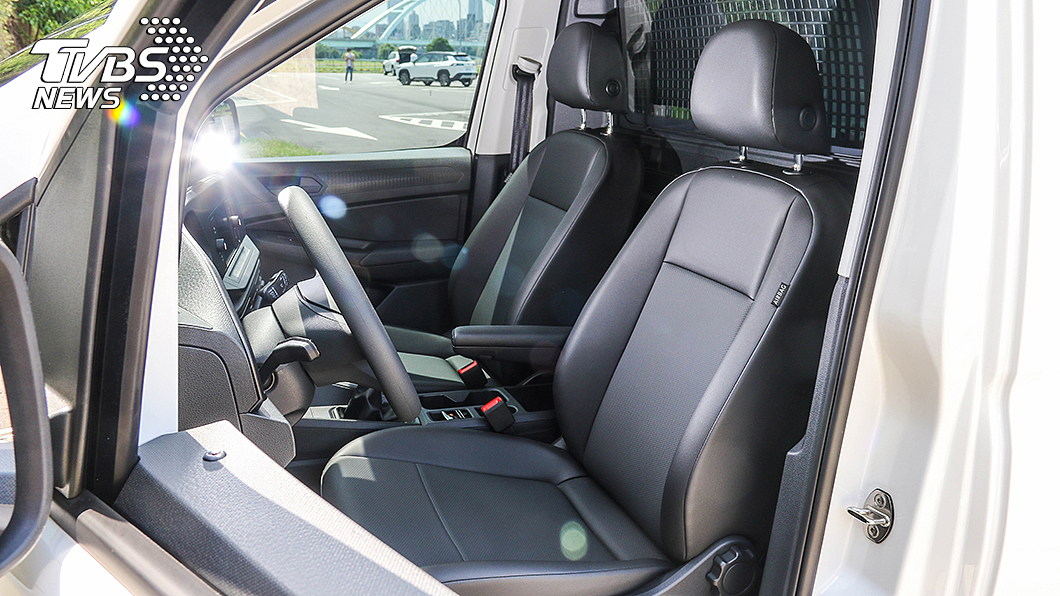 Caddy Cargo配備具備椅面高低調整、椅背角度可調、頭枕高度可調的駕駛座皮椅。