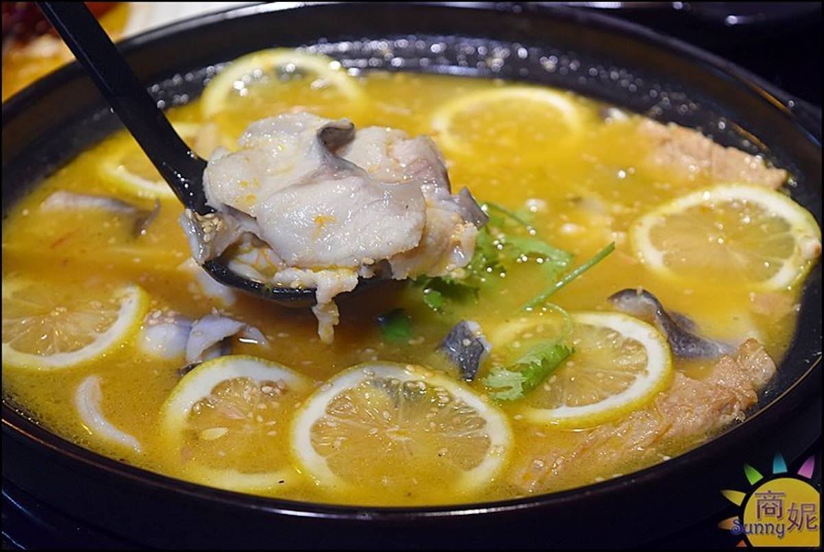 超浮誇！台中老罈酸菜魚必嘗「隱藏版土豪鍋」，加點巨大泰國蝦有滿滿蝦膏