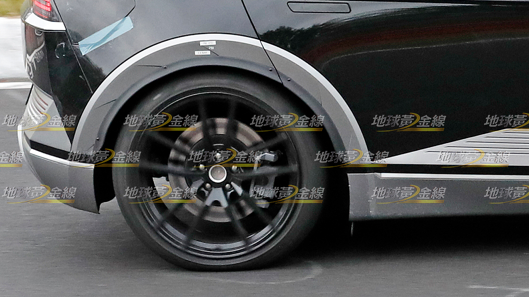 從低扁平比圈胎組合與大尺碼煞車系統推測應該就是Ioniq 5 N。(圖片來源/ TVBS)