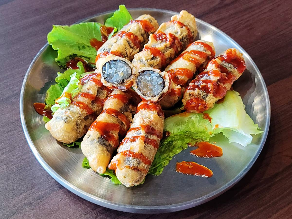 整隻雞下去煮！宜蘭最新韓風網美餐廳 ，先嗑「韓式雞鍋+海鮮蒸籠塔」