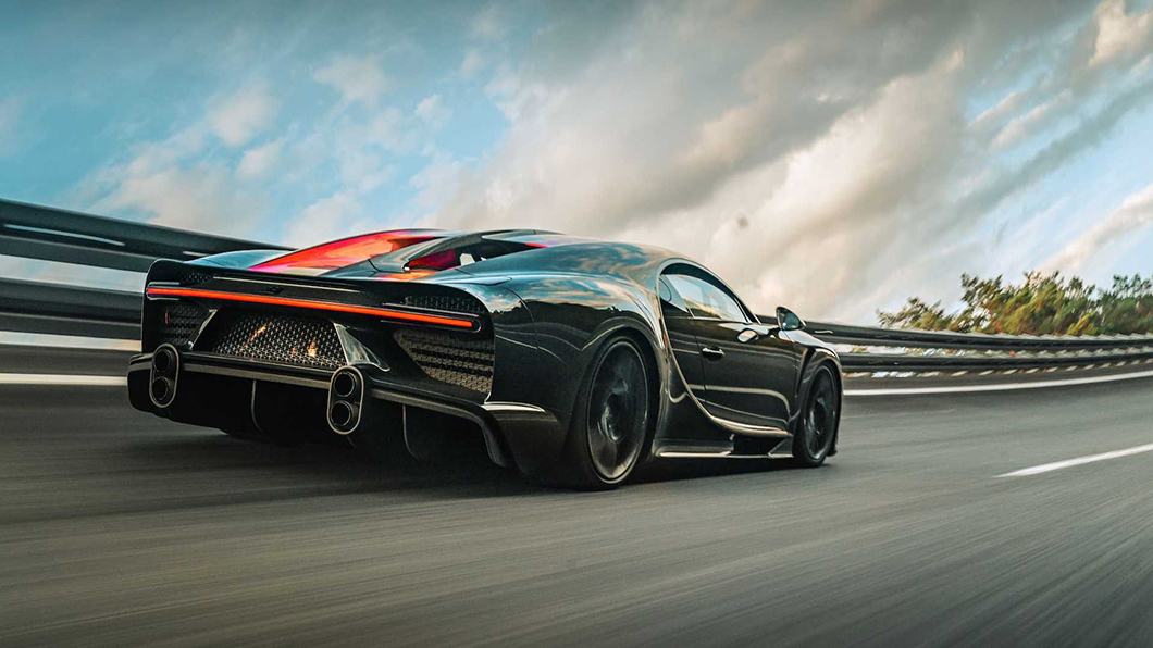 Chiron Super Sport 300+曾以490.484km/h成就地表最速，擁有令人難以置信的速度，同時不犧牲奢華和品味。(圖片來源/ Bugatti)