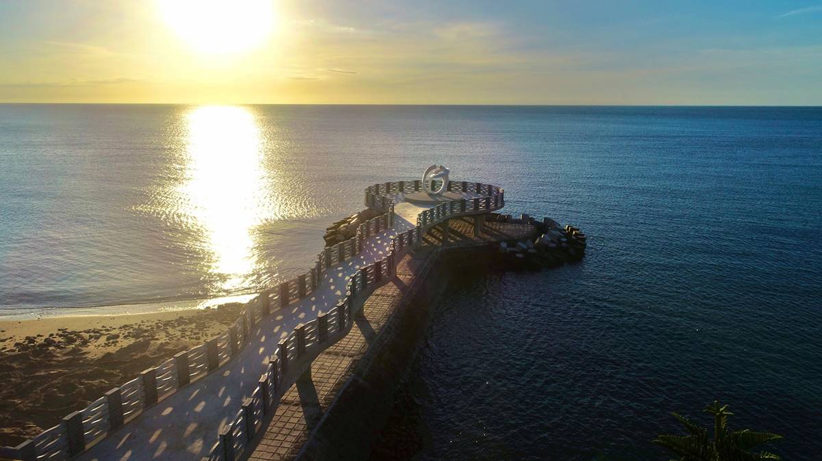 「海上最美伸展台」亮相就暴紅！北海岸最浪漫新景點，巨型鑽戒打卡超吸睛