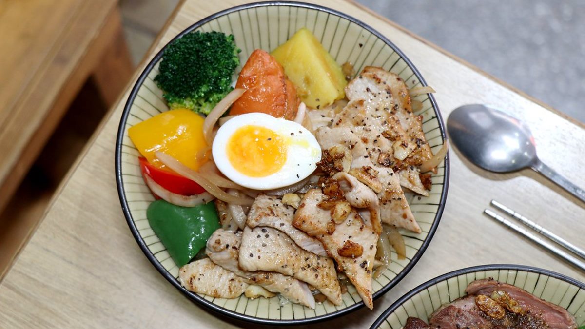 不怕吃不飽！台北高CP值「日式丼飯」加飯不加價，先嗑大分量舒肥牛排丼