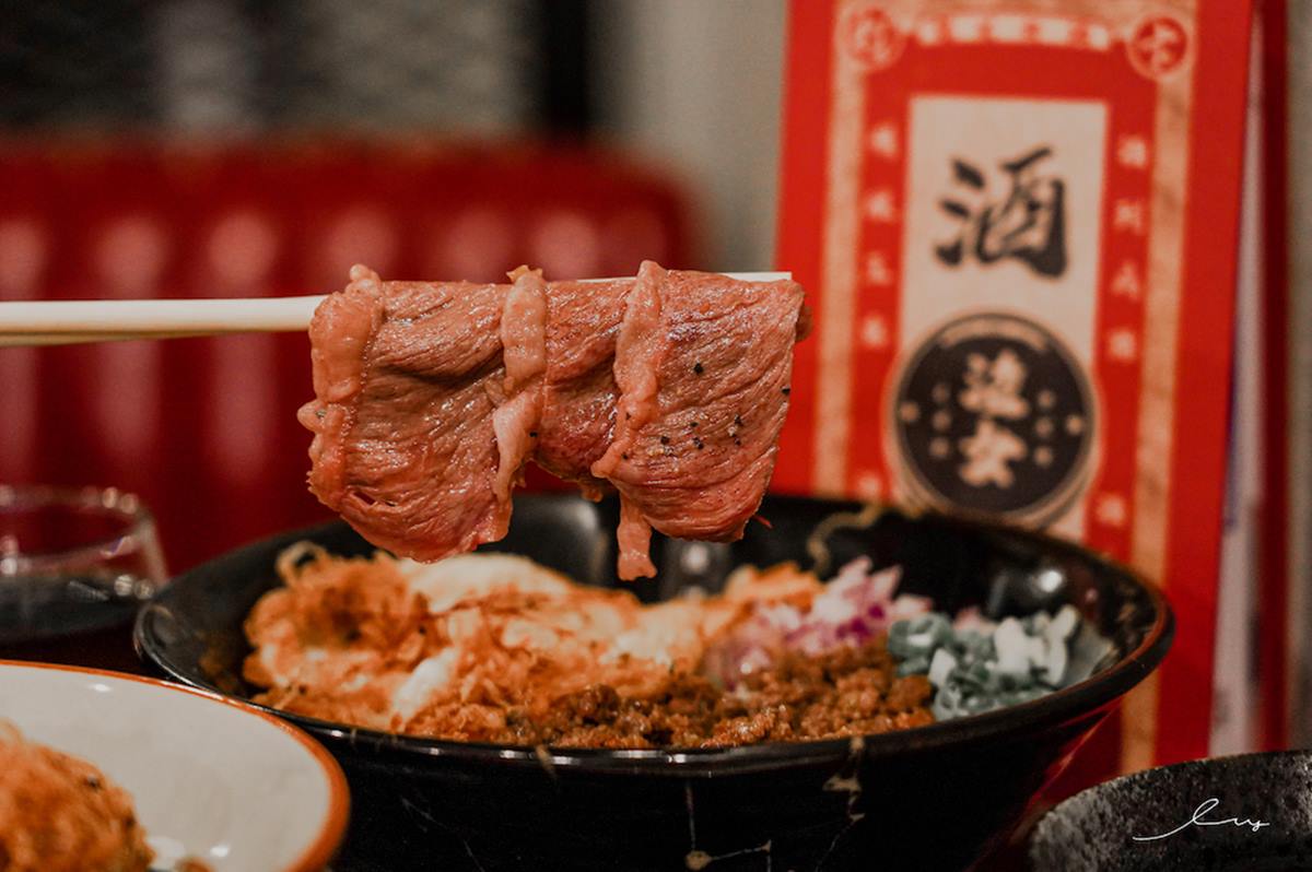 肉控消夜首選！台中「日式餐酒館」必點A5和牛肉燥飯，再搭伊比利豬更霸氣