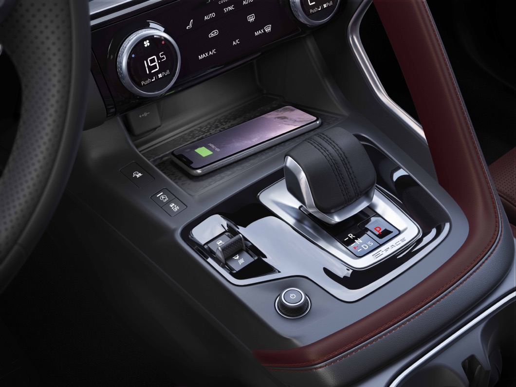 E-Pace車內也提供優異質感，全新造型排檔桿與方向盤皆採用皮革包覆。(圖片來源/ JLR Taiwan)
