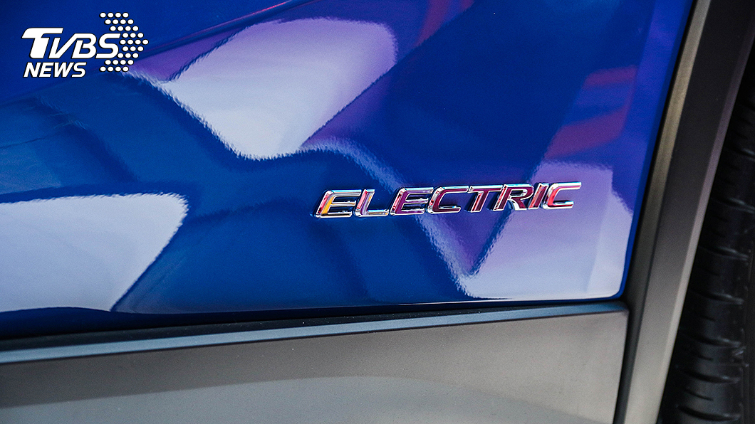 UX 300e後車門下方鑲嵌有「ELECTRIC」字樣。