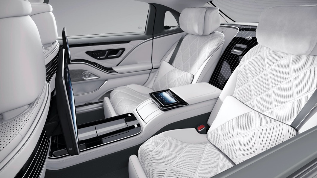 對於這種奢華車款來說Burmester 4D環繞音響系統已經是基本配備，加熱按摩座椅也一定有配備。