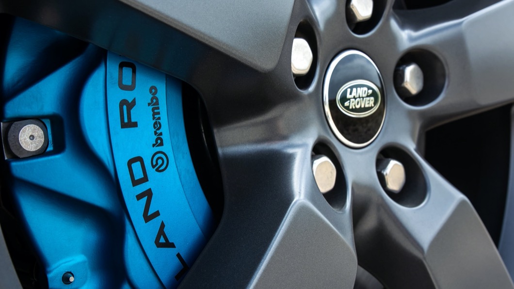 車上配備有V8車型專屬的Xenon Blue氙藍色卡鉗。(圖片來源/ Land Rover)