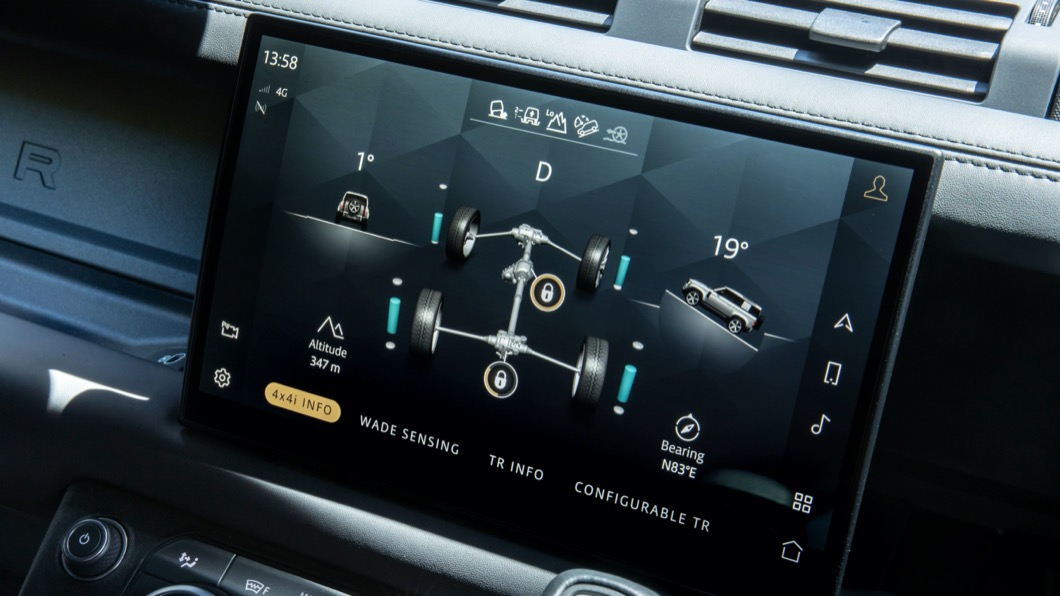 最新Pivi Pro資訊娛樂系統也沒有缺席，11.4吋曲面觸控大型螢幕整合多項越野資訊。(圖片來源/ Land Rover)