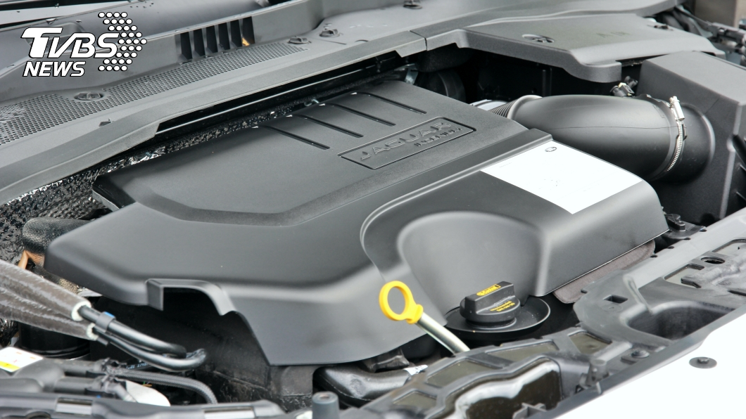 E-Pace這次雙車型採用2.0升四缸渦輪增壓引擎，可以帶來249匹最大馬力，以及37.2公斤米的最大扭力輸出。(圖片來源/ TVBS)