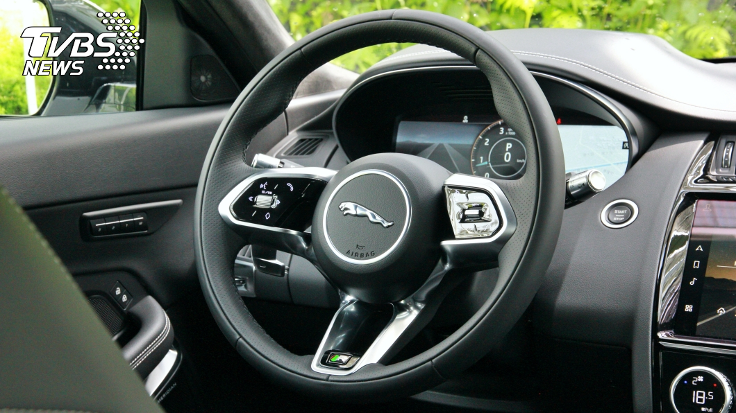 方向盤的設計也跟上F-Pace家族化設計，帶來良好的駕駛手感。(圖片來源/ TVBS)
