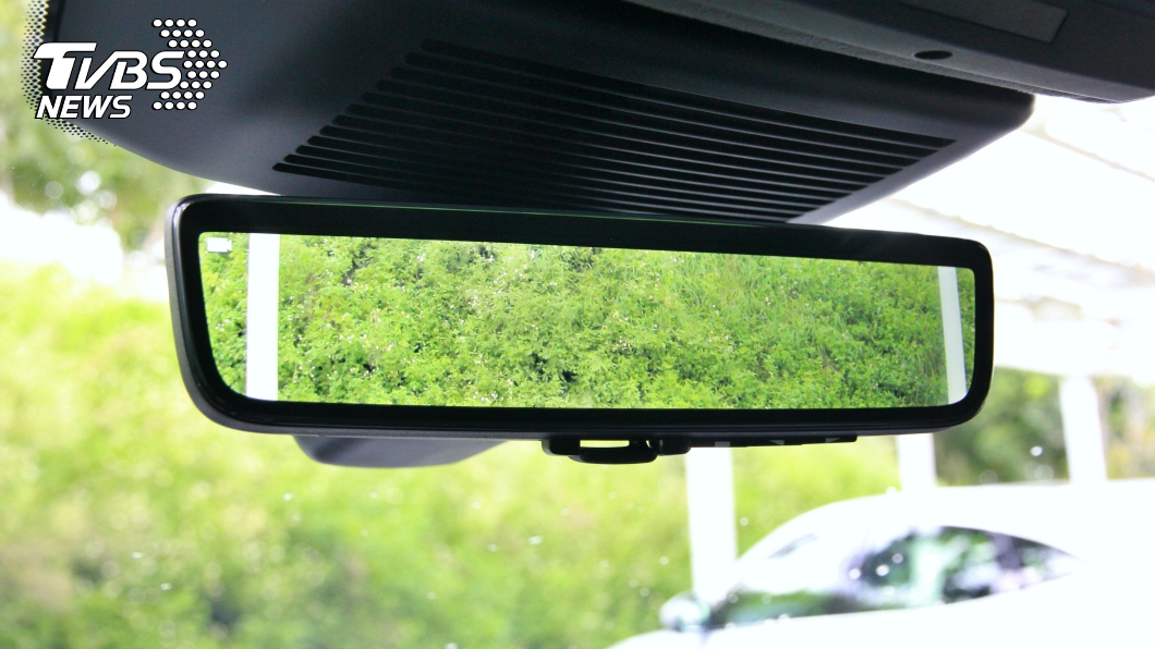 在車頂上頭也配備有ClearSight電子後視鏡的鏡頭，因此也能提供清晰的後方辨識效果。(圖片來源/ TVBS)
