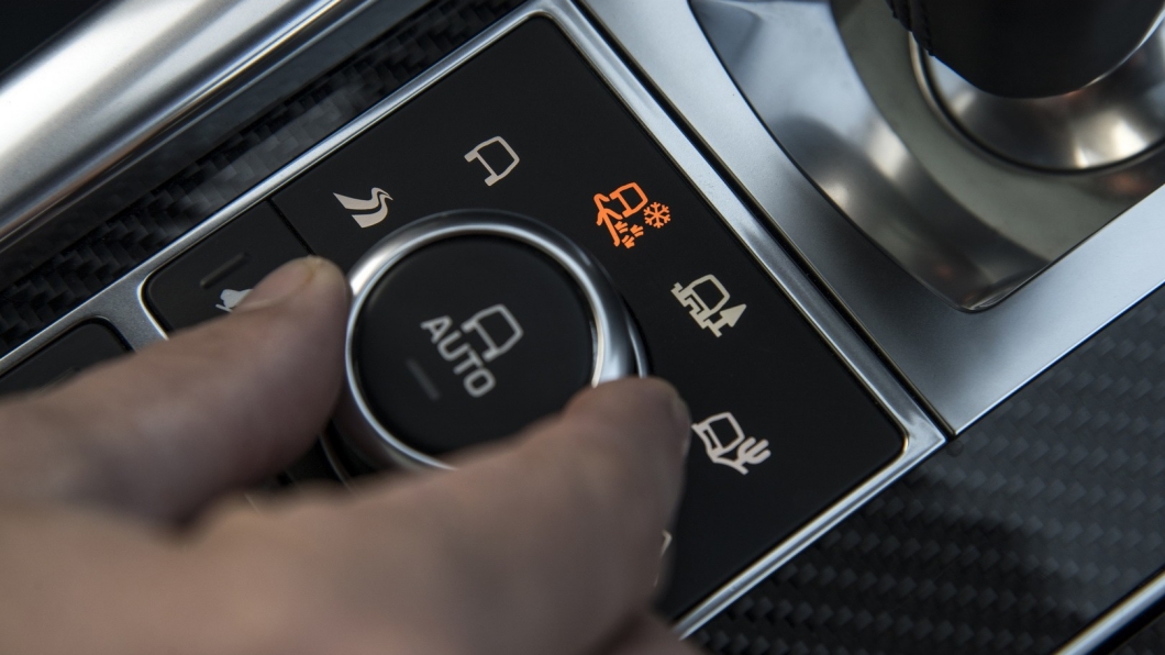 其中一個爭議點在於使用旋鈕的方式控制車輛的駕駛模式系統。(圖片來源/ Land Rover)