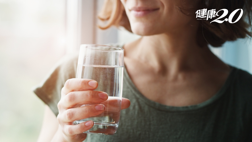 減肥、高血脂、便祕喝水有技巧！營養師公開4個喝水祕密，1招提醒水是否喝夠