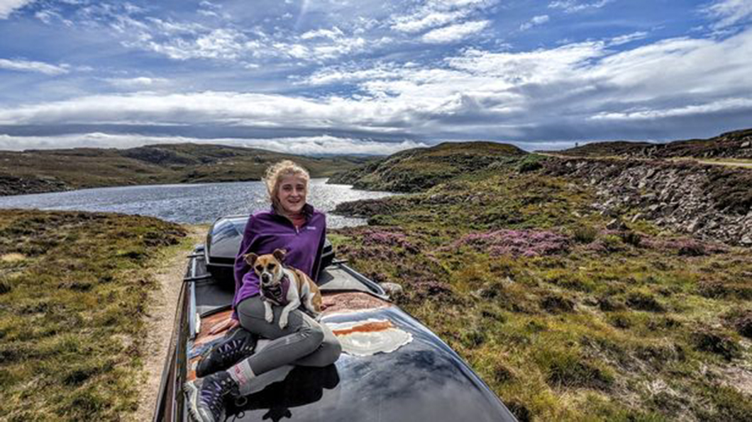 怪咖年輕夫妻帶著兩條狗進行一場穿越蘇格蘭的長途旅行。一路上，他們在IG上記錄“北海岸500”遊歷，更引來追蹤者的極大與關注。(圖片來源/ Iain Cameron)