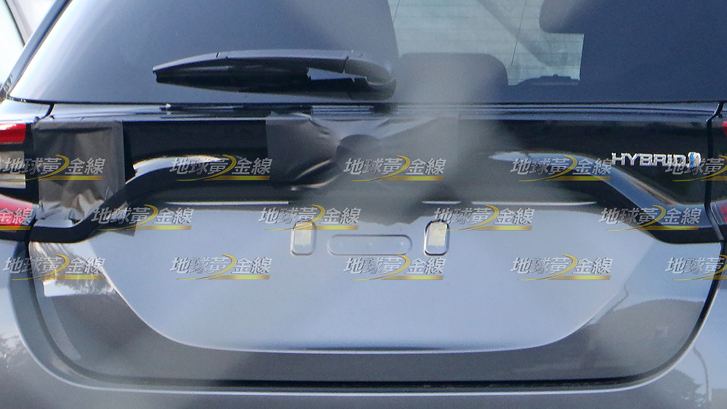 從偽裝膠帶下方可以看見Mazda的廠徽輪廓。(圖片來源/ TVBS)