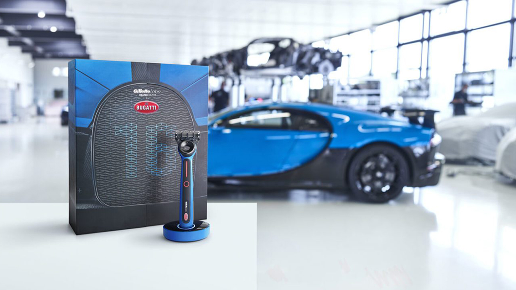 外觀採用與Chiron Pur Sport相同的Agile Bleu，並由輕量化鋁鋅製成手柄，整組包括加熱刮鬍刀、無線充電底座、兩個替換刀片、聯名訂製清潔布和一個智能插頭。(圖片來源/ Bugatti)