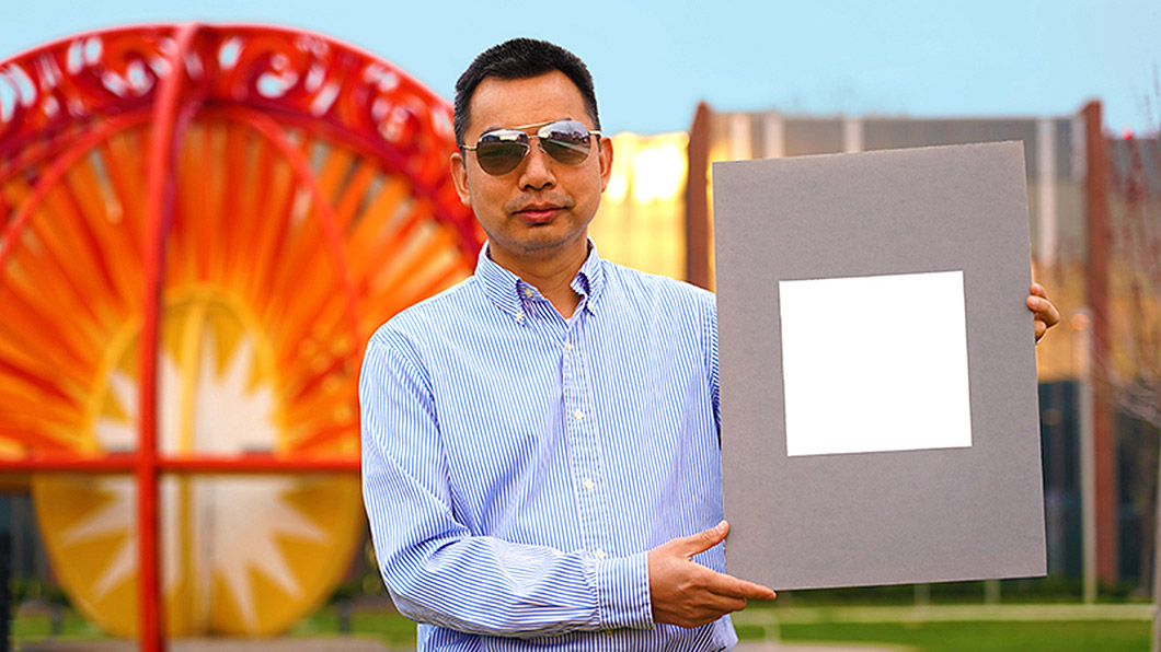 美國普渡大學機械工程學教授阮秀林與團隊開發出一種能夠反射98.1%光線的材料，被金氏世界記錄認證為「全世界最白的顏色」。(圖片來源/ Purdue-University)