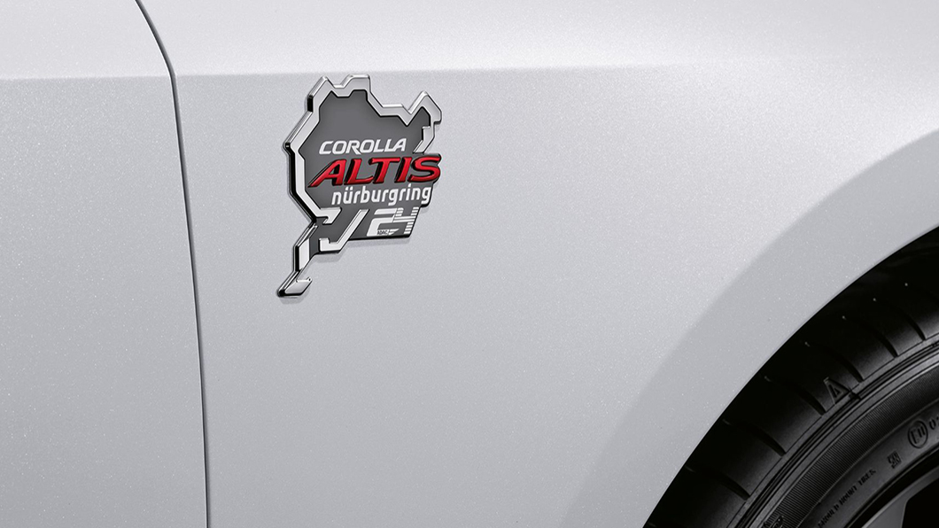 Altis Nurburgring特仕版除內外升級，葉子板上的“Corolla Altis Nurburgring 24”銘牌更清楚表明「綠色地獄」的競技身份。(圖片來源/ Toyota)