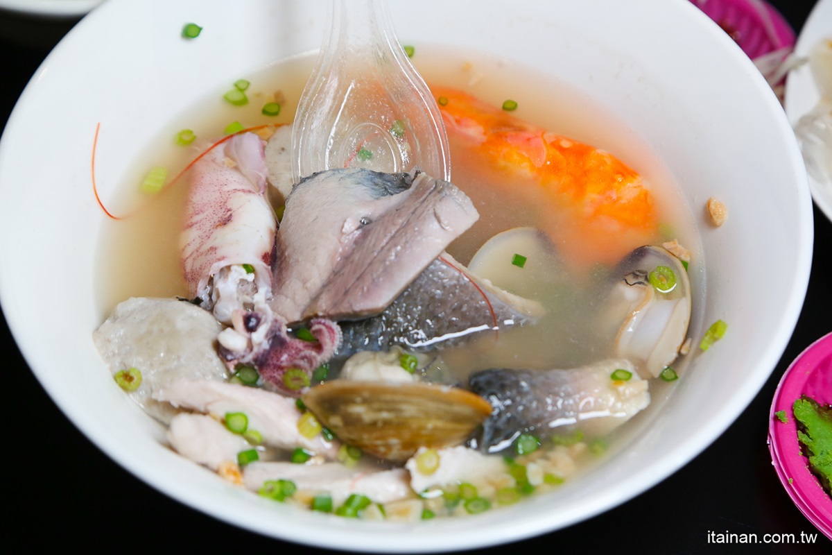 菜單上找不到！台南隱藏版「鮮蚵滷肉飯」只要60元，海產湯吃得到７種海味