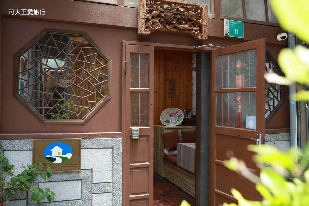 １秒穿越！台南百年老宅打卡復古「八卦形窗框」，木質裝潢、斑駁磚牆超好拍
