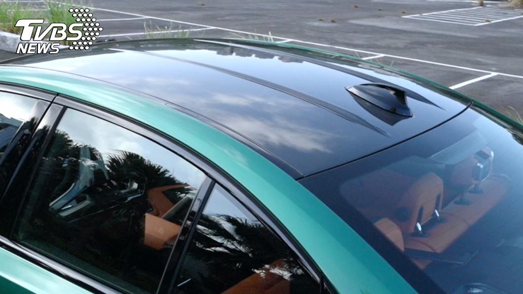 車頂採用也碳纖維材質，也能有效降低車身上半部重量。(圖片來源/ TVBS)