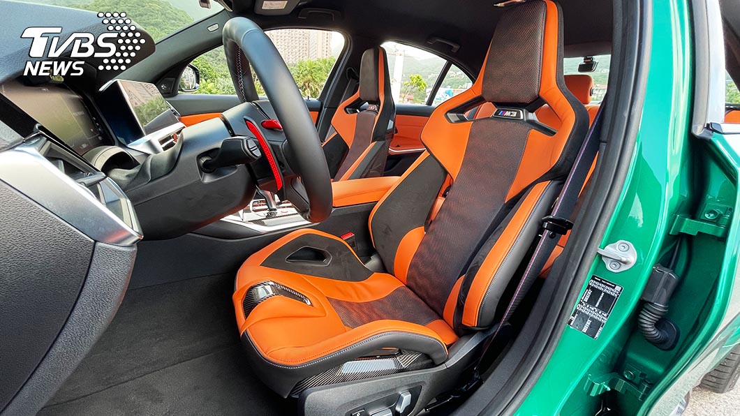 一坐進車內，應該立即會被車上的兩張碳纖維座椅給吸引。(圖片來源/ TVBS)