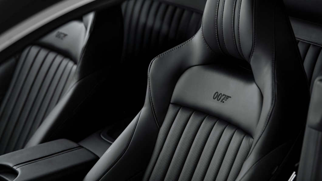 真皮座椅質感超凡，椅背處則繡有「007」字樣。(圖片來源/ 永三汽車)