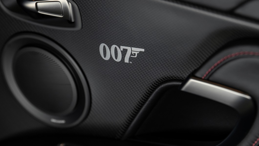 DBS Superleggera 007 Edition消光碳纖維車門飾版上印著007字樣。(圖片來源/ 永三汽車)
