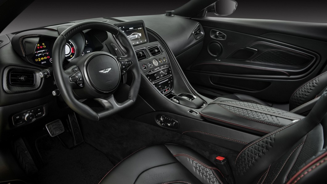 DBS Superleggera 007 Edition車艙充斥大量黑色皮革，並搭配深磚紅縫線，風格內斂動感。(圖片來源/ 永三汽車)  