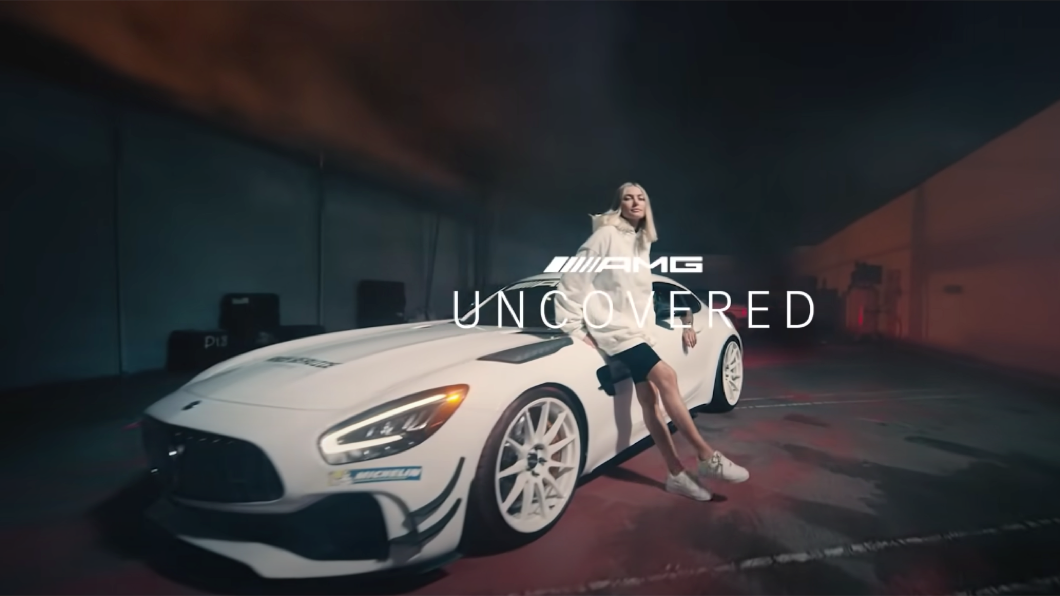Jessica Hart在由M-Benz所製作的AMG Uncovered系列影片中，分享自己在小時候就很喜歡汽車。(圖片來源/ M-Benz)