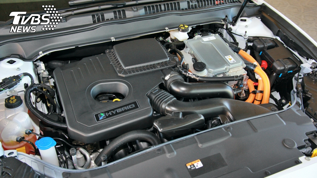 Mondeo Hybrid Wagon車上搭載2.0升阿金森循環引擎，加上永磁交流電動馬達能夠帶來187匹的綜效馬力輸出。(圖片來源/ TVBS)